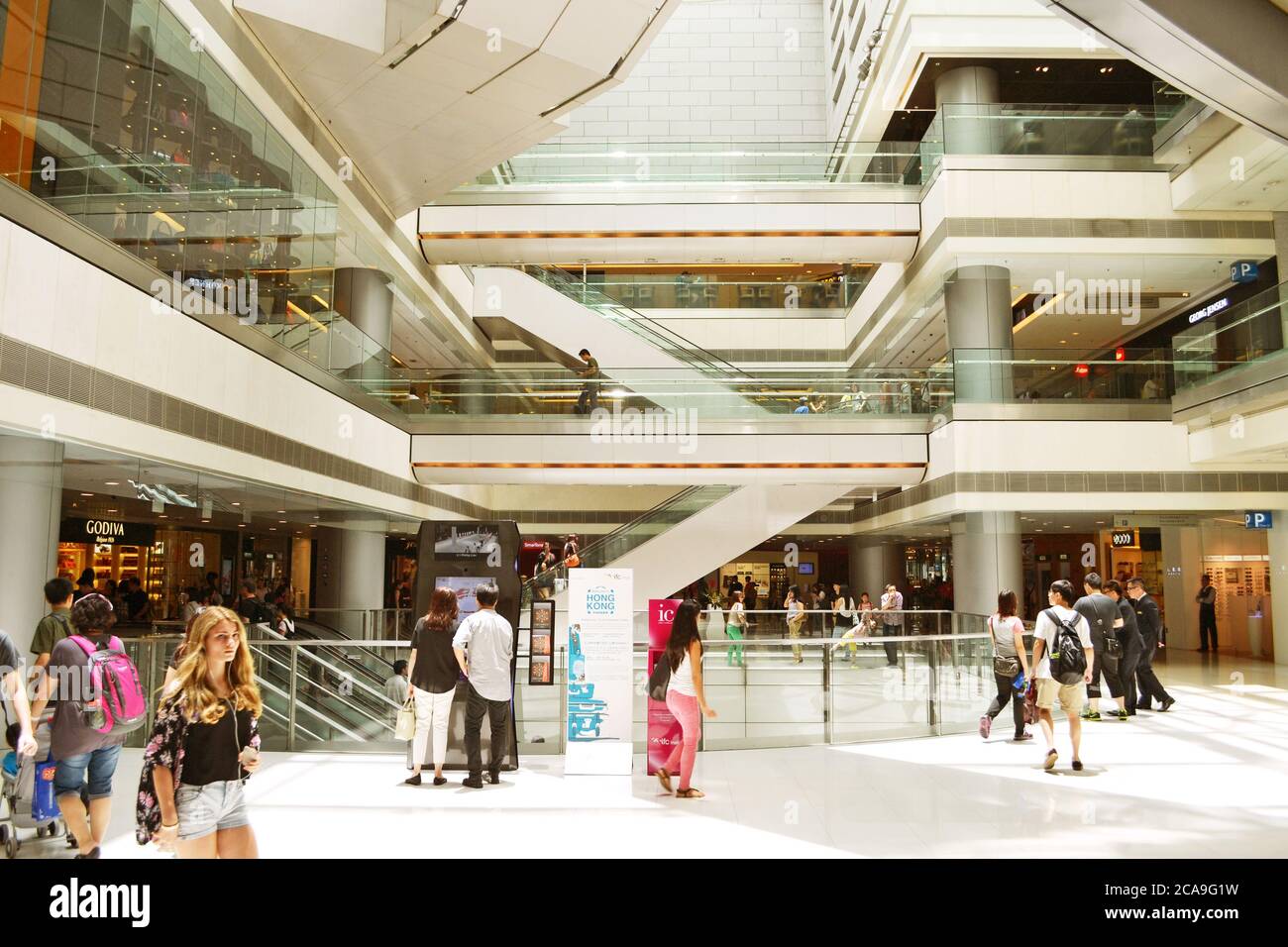 Hong kong ifc center people hires stock photography and images Alamy