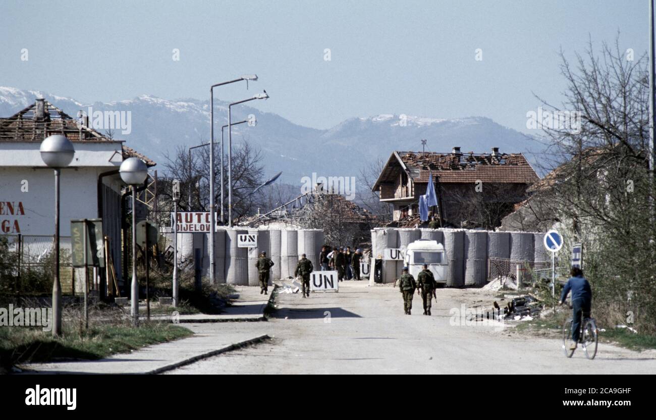 29th March 1994 During the war in Bosnia: a United Nations checkpoint in Stari Vitez, manned by the British Army. Stock Photo