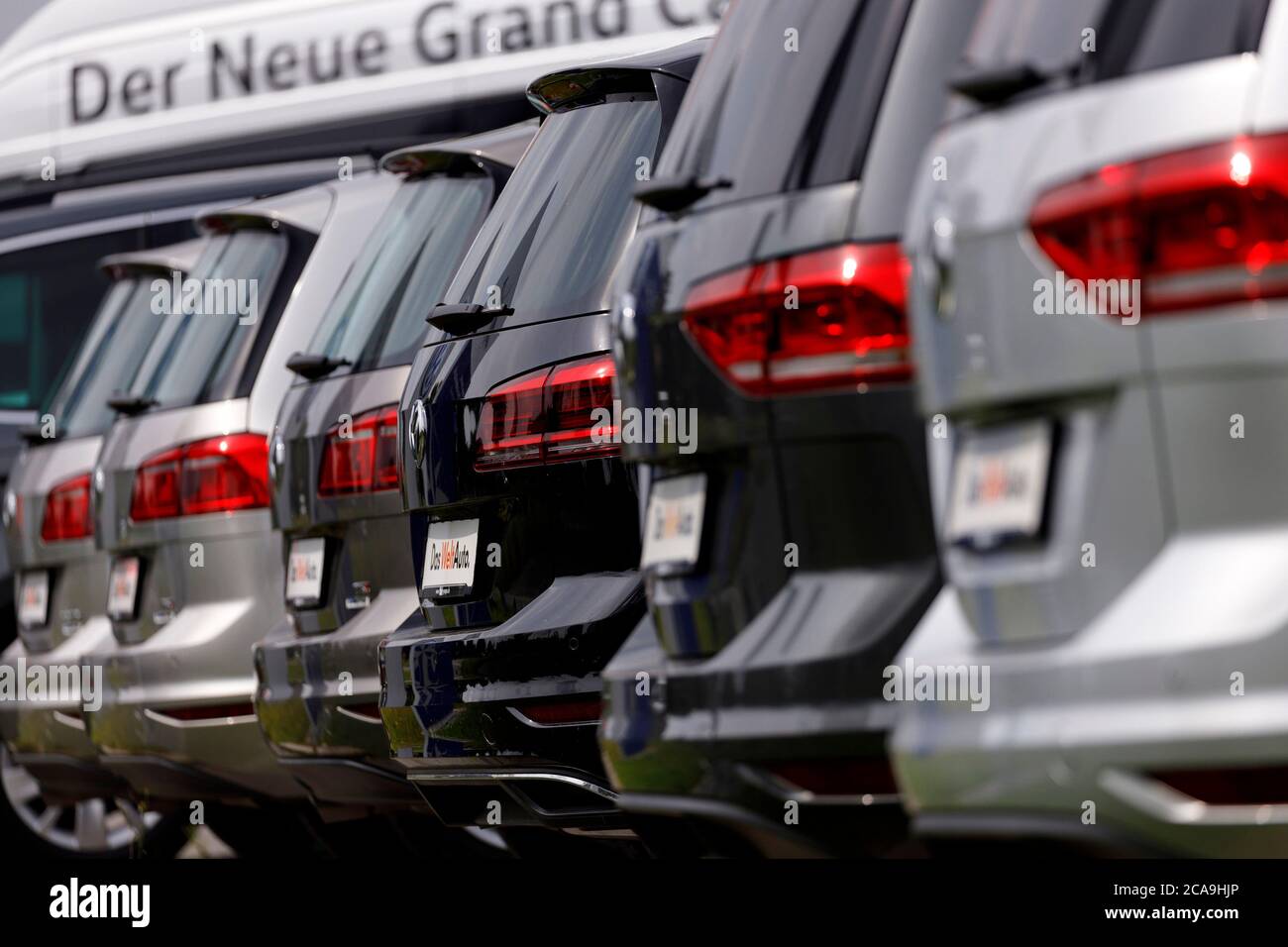 Rheda Wiedenbruck, Deutschland. 02nd Aug, 2020. At a car dealership there are new Volkswagen Group cars - taken from the public space. Rheda-Wiedenbruck, August 2nd, 2020 | usage worldwide Credit: dpa/Alamy Live News Stock Photo