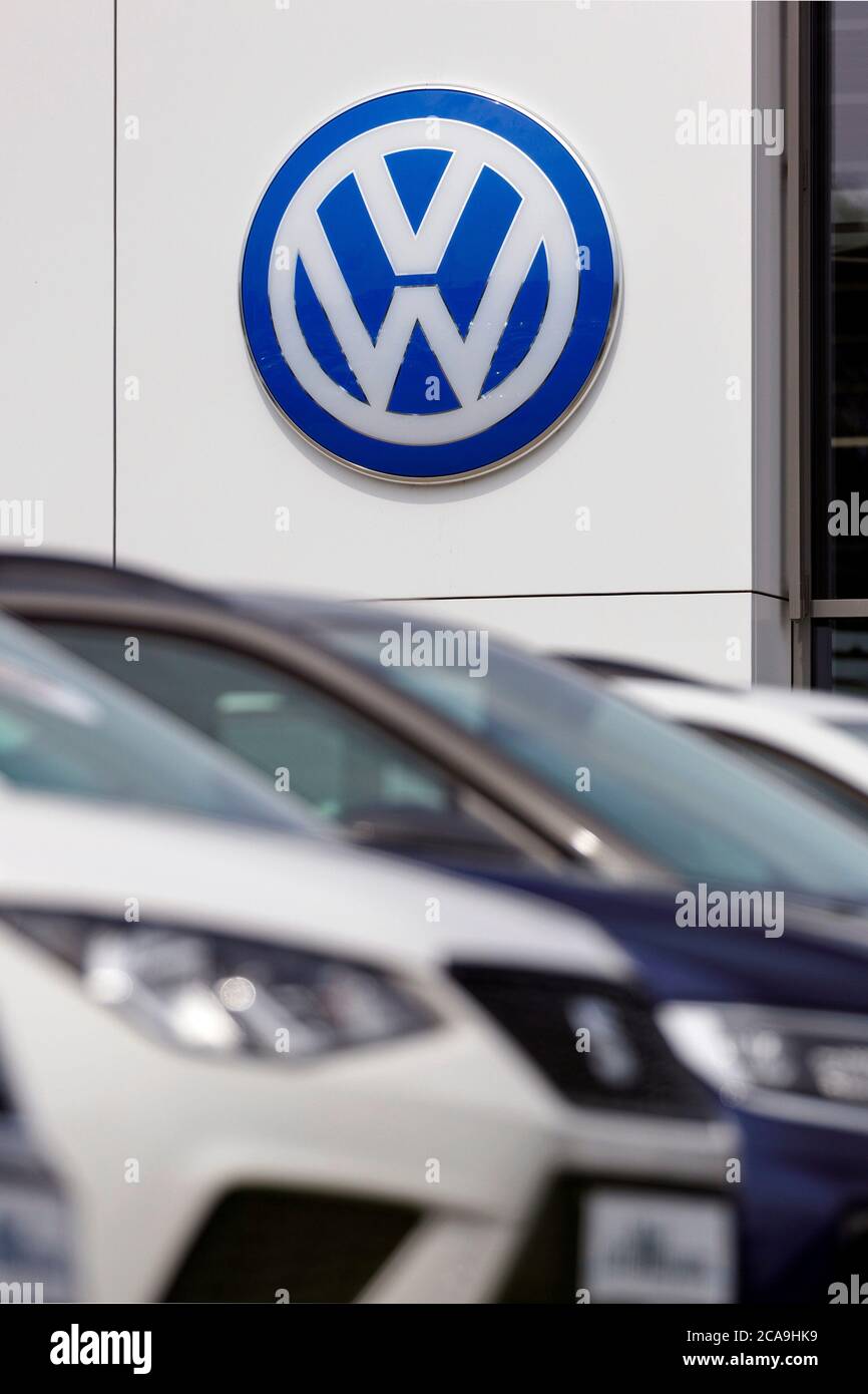 Rheda Wiedenbruck, Deutschland. 02nd Aug, 2020. The logo of the Volkswagen Group is emblazoned on a car dealership - taken from the public space. Rheda-Wiedenbruck, August 2nd, 2020 | usage worldwide Credit: dpa/Alamy Live News Stock Photo