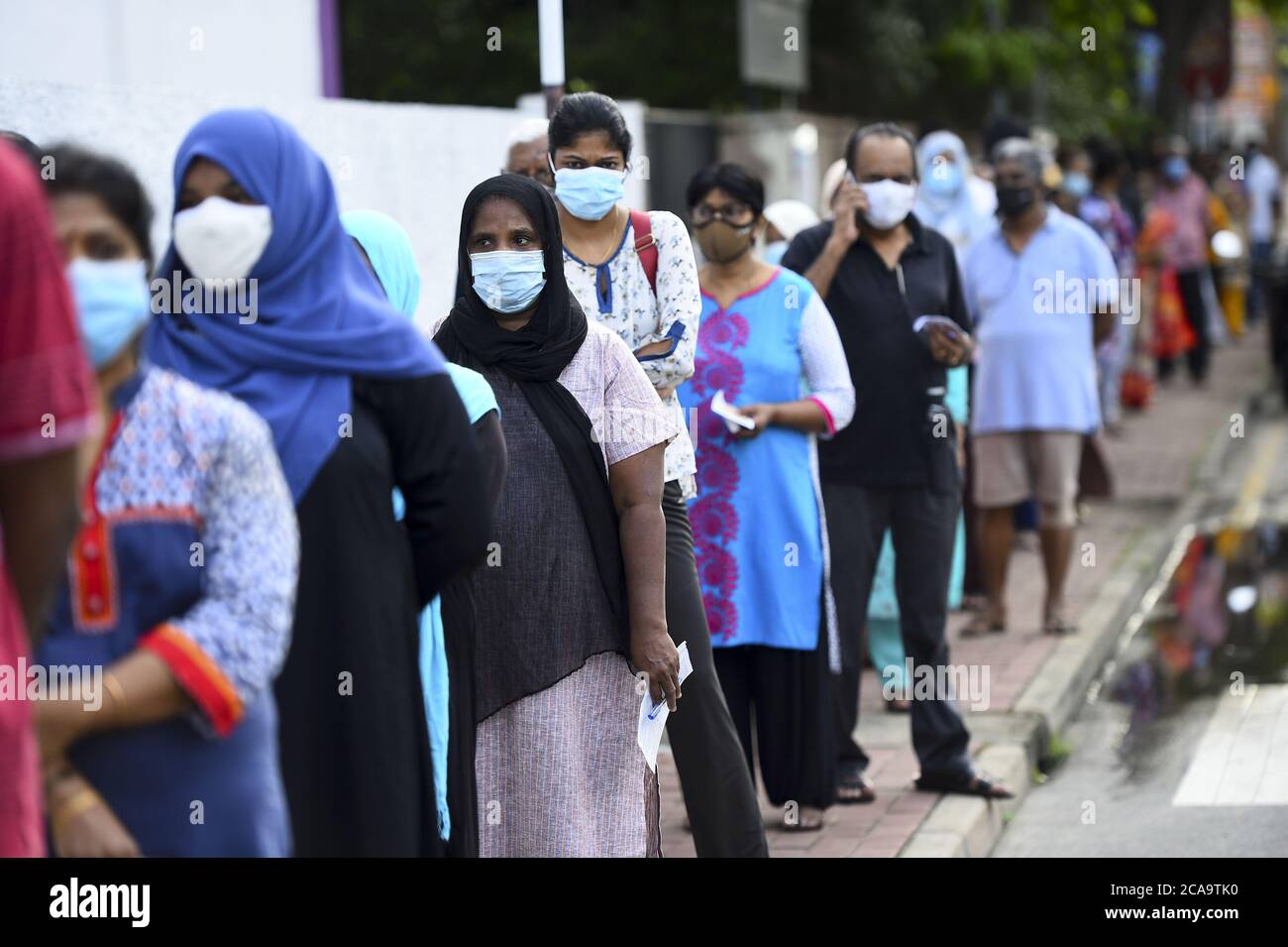 Colombo, Sri 5th Aug, 2020. Voters wait line to cast their ballots at a polling station Colombo, Sri Lanka, Aug. 5, 2020. An estimated 40 percent voter turnout was