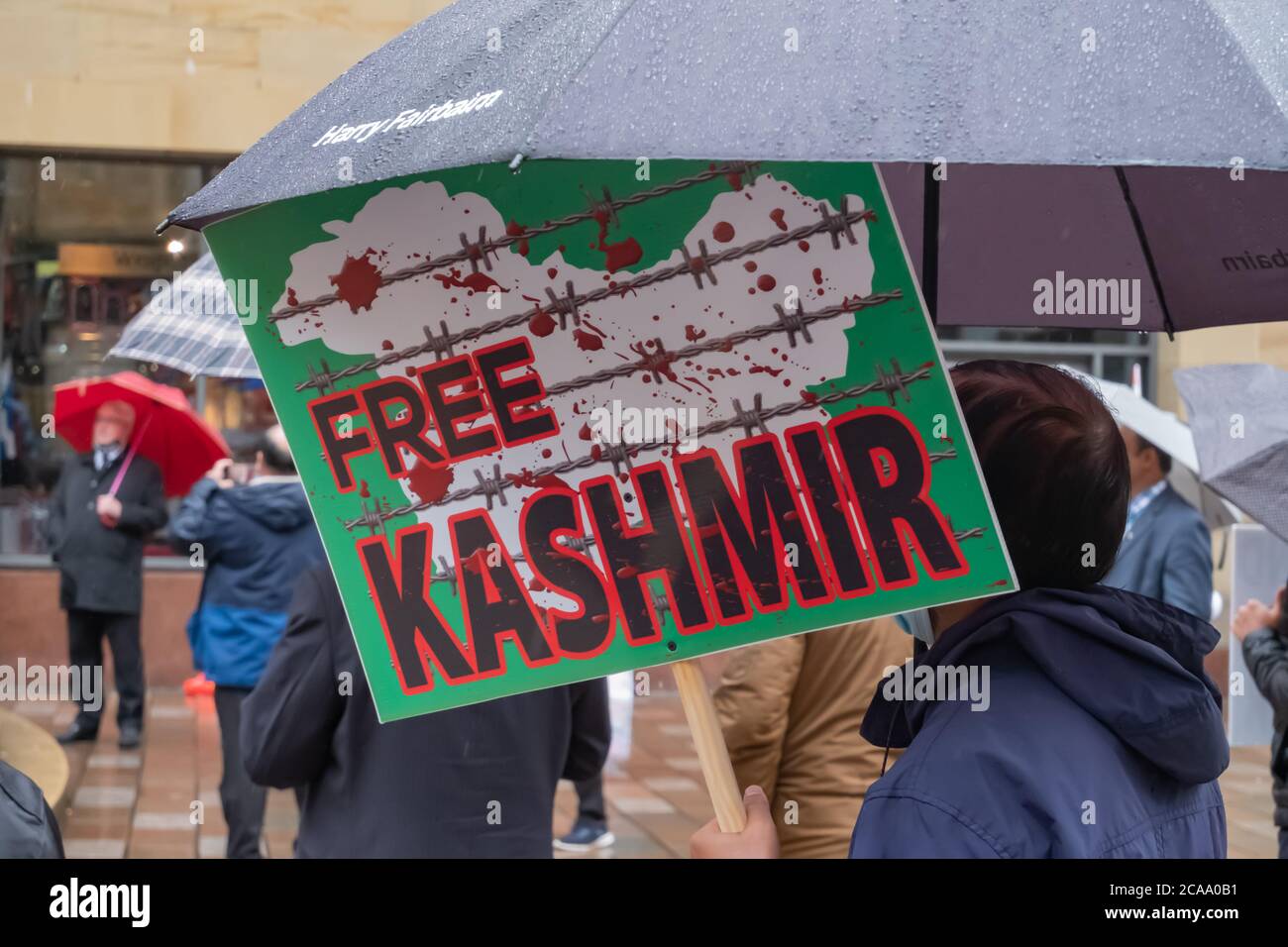 Glasgow, Scotland, UK. 5th August, 2020. A protester holding a sign saying Free Kashmir at a rally on the steps of the Royal Concert Hall against human rights violations and atrocities in Kashmir at the hands of the Indian Occupation Forces. Credit: Skully/Alamy Live News Stock Photo