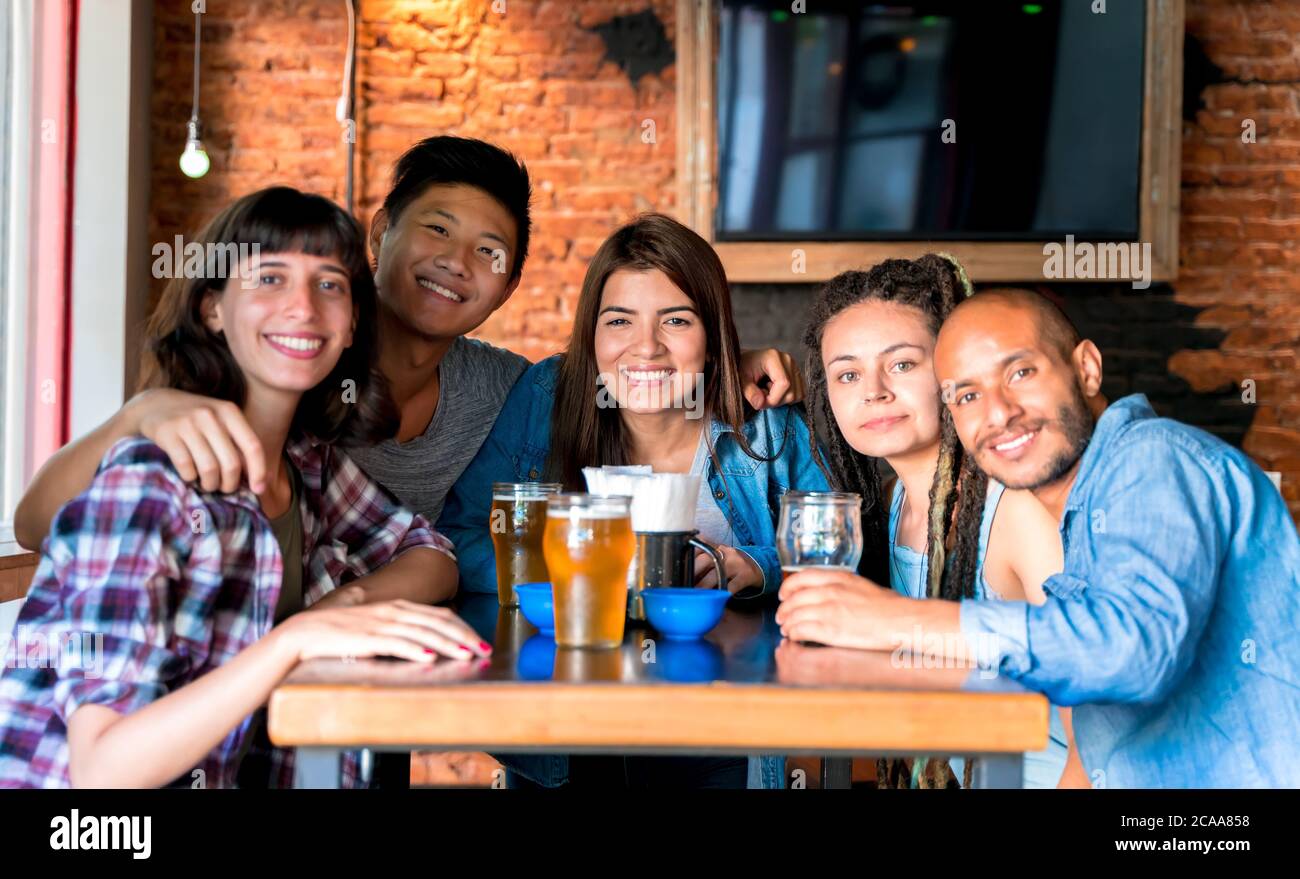 Group of friends sitting at bar hi-res stock photography and images - Alamy