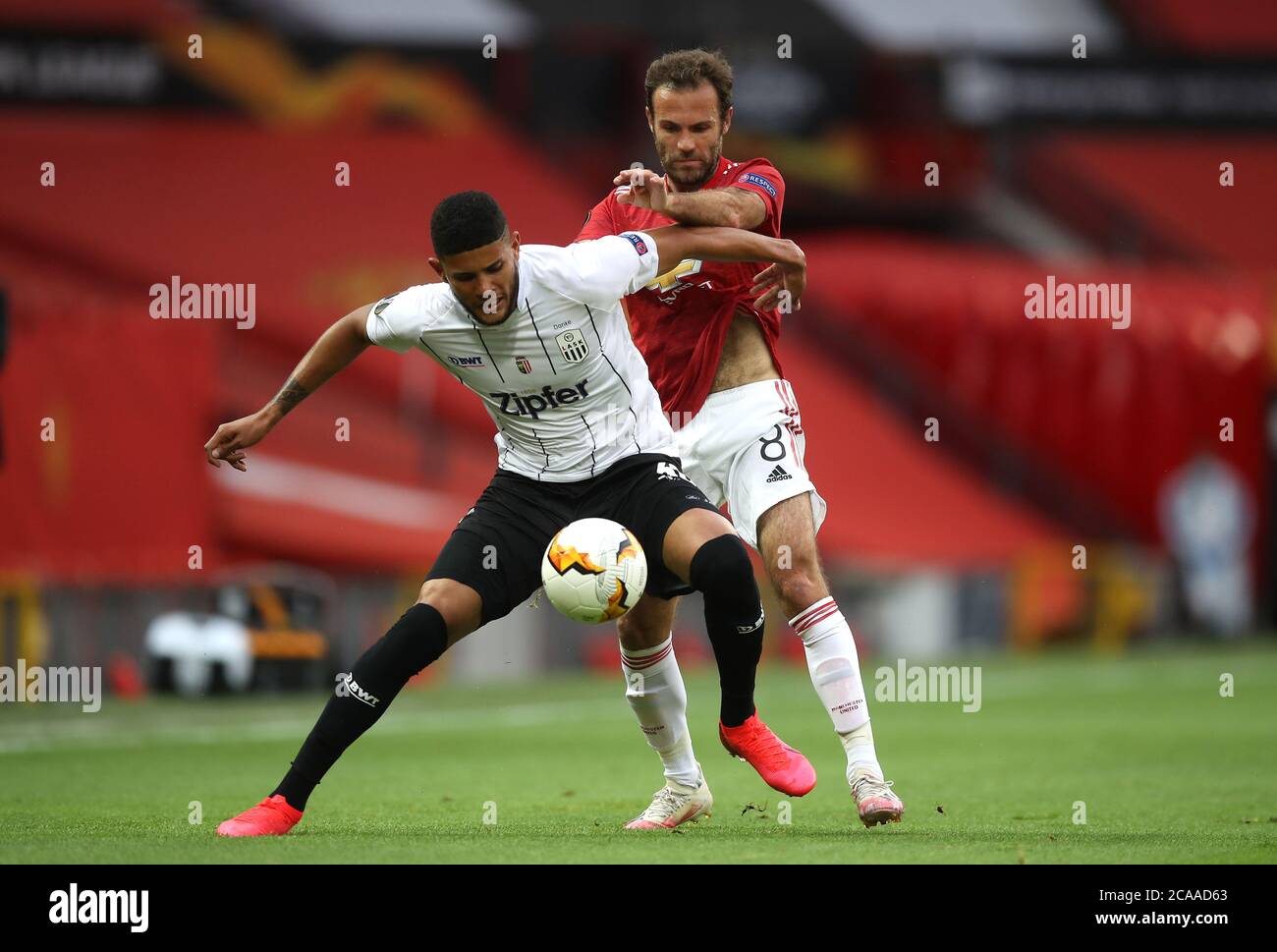 Manchester United's Juan Mata (right) and LASK's Andres Andrade battle for the ball during the UEFA Europa League round of 16 second leg match at Old Trafford, Manchester. Wednesday August 5, 2020. See PA story soccer Man Utd. Photo credit should read: Martin Rickett/PA Wire. Stock Photo