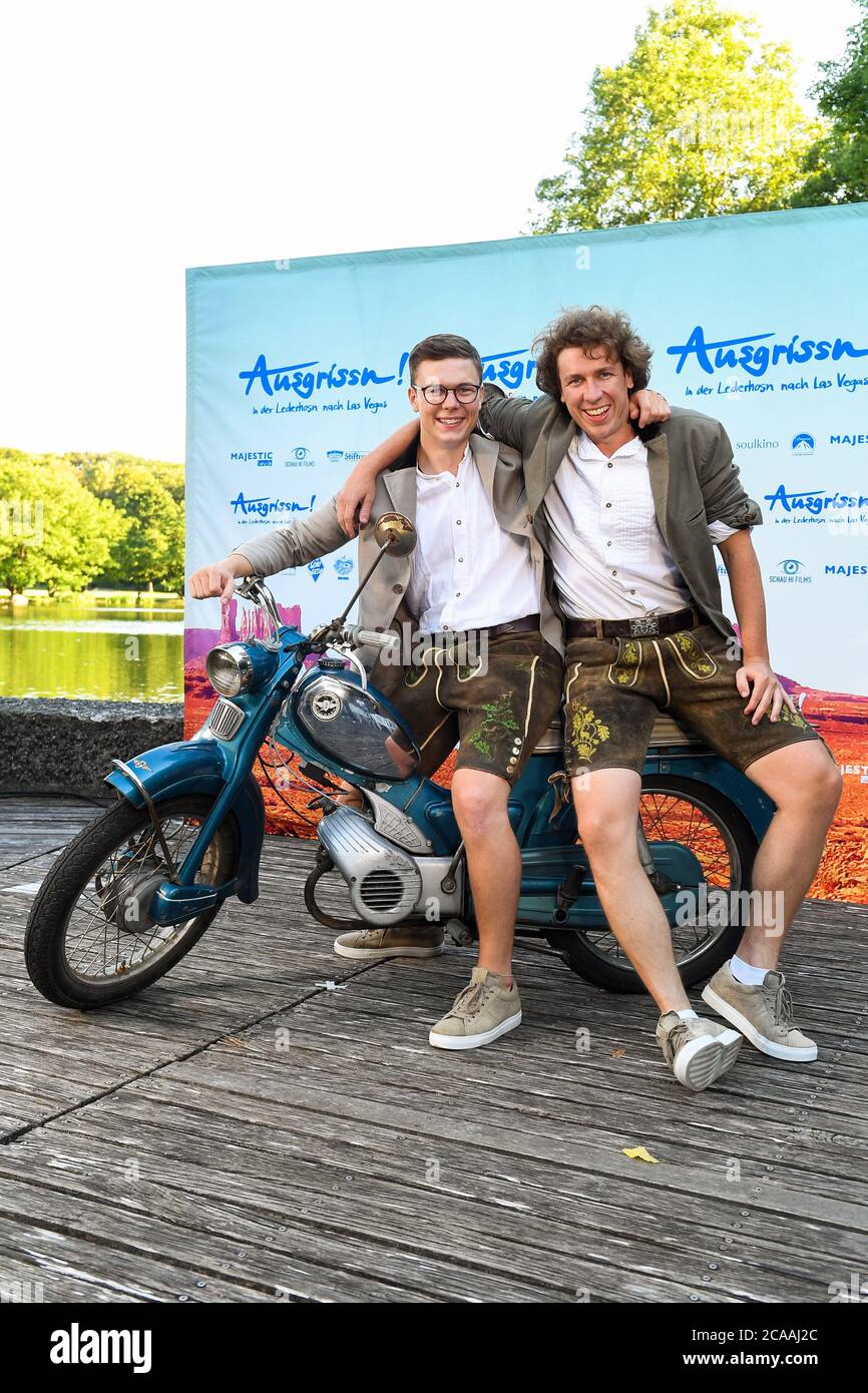 Munich, Germany. 05th Aug, 2020. The actors Julian Wittmann (r) and Thomas Wittmann, recorded during the open air cinema 'Kino, Mond und Sterne' at the premiere of the film 'Ausgrissn! The film will be released in German cinemas on 13.08.2020. Credit: Tobias Hase/dpa/Alamy Live News Stock Photo