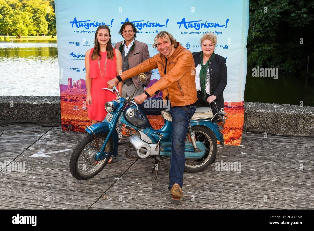Munich, Germany. 05th Aug, 2020. The actors Stephanie Liebl (l-r), Winfried Frey, Arnd Schimkat and Angelika Sedlmeier, recorded at the premiere of the film 'Ausgrissn!' at the open air cinema 'Kino, Mond und Sterne'. The film will be released in German cinemas on 13.08.2020. Credit: Tobias Hase/dpa/Alamy Live News Stock Photo