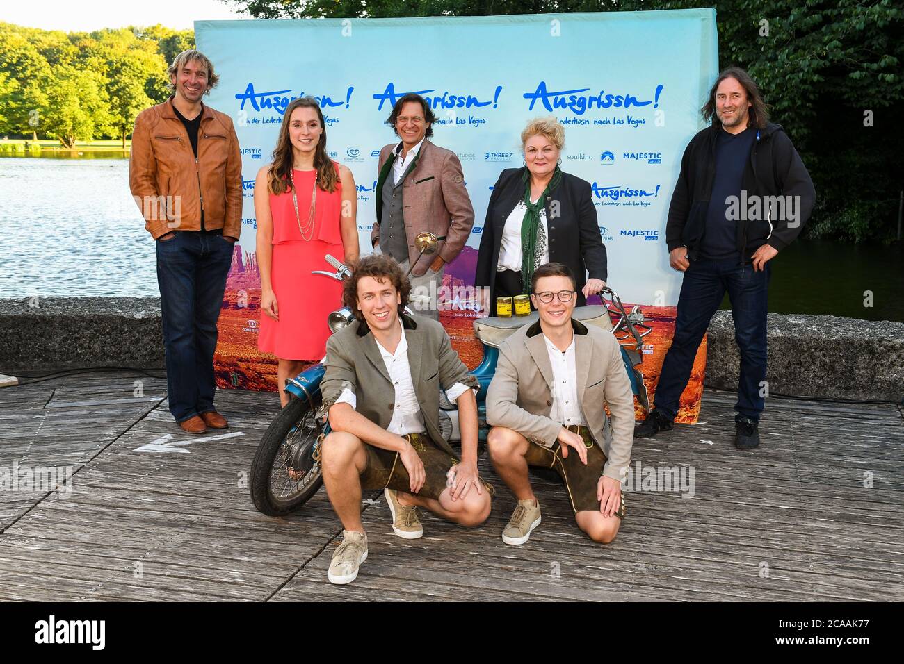 Munich, Germany. 05th Aug, 2020. The actors Arnd Schimkat (back, l-r), Stephanie Liebl, Winfried Frey, Angelika Sedlmeier, Roland Hefter, Julian Wittmann (front, l-r) and Thomas Wittmann, taken during the open air cinema 'Kino, Mond und Sterne' at the premiere of the film 'Ausgrissn! The film will be released in German cinemas on 13.08.2020. Credit: Tobias Hase/dpa/Alamy Live News Stock Photo