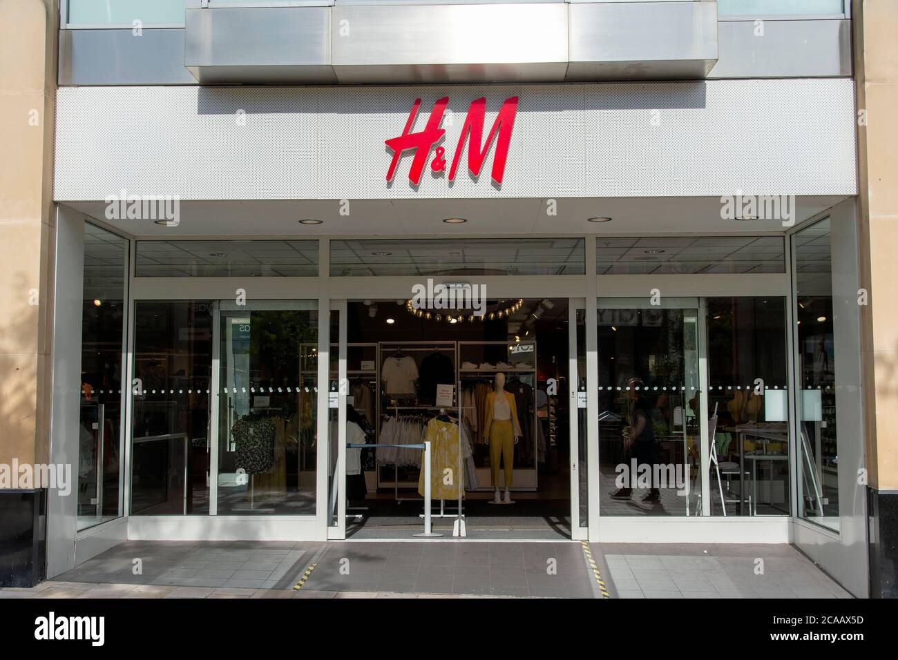 H&m logo shop hi-res stock photography and images - Page 9 - Alamy