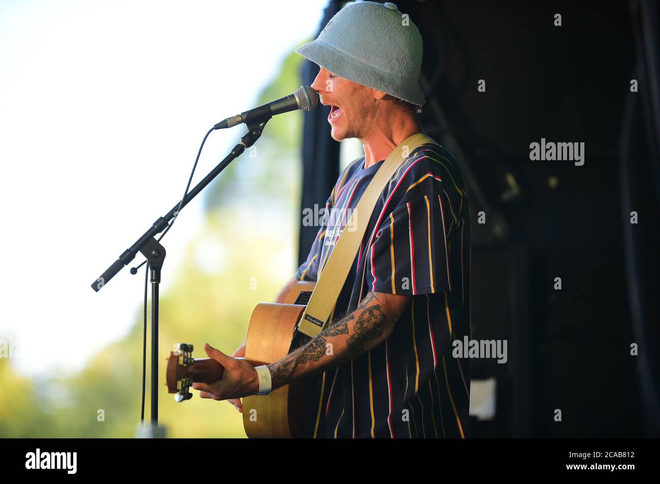 Zak Slater performing at 'The Source' fringe festival in the Benalla Botanical Gardens. Stock Photo