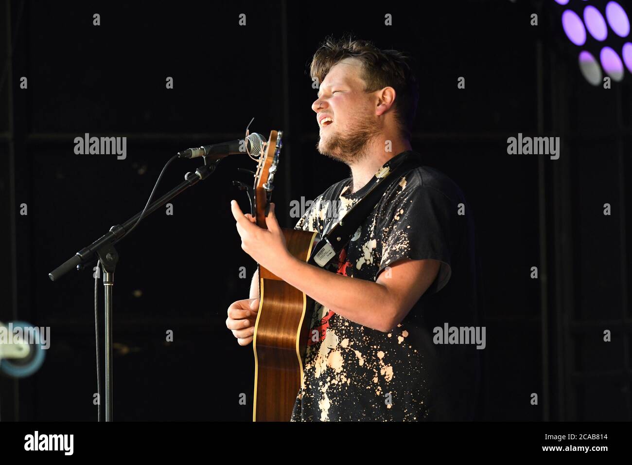 Rob Ely performing at 'The Source' fringe festival in the Benalla Botanical Gardens. 23rd March 2019 Stock Photo