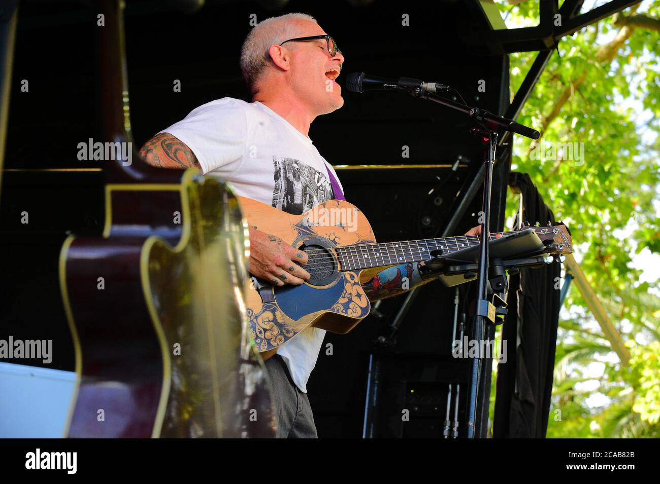 Ricki Wood performing at 'The Source' fringe festival in the Benalla Botanical Gardens. 23rd March 2019 Stock Photo