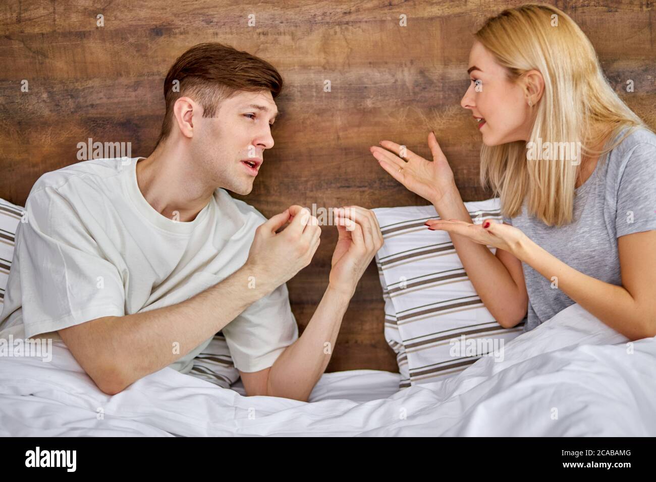 Расставание психолог. Ссора супругов фото. Разлад в семье. Супружеская ссора. Несчастная женщина с семьей.