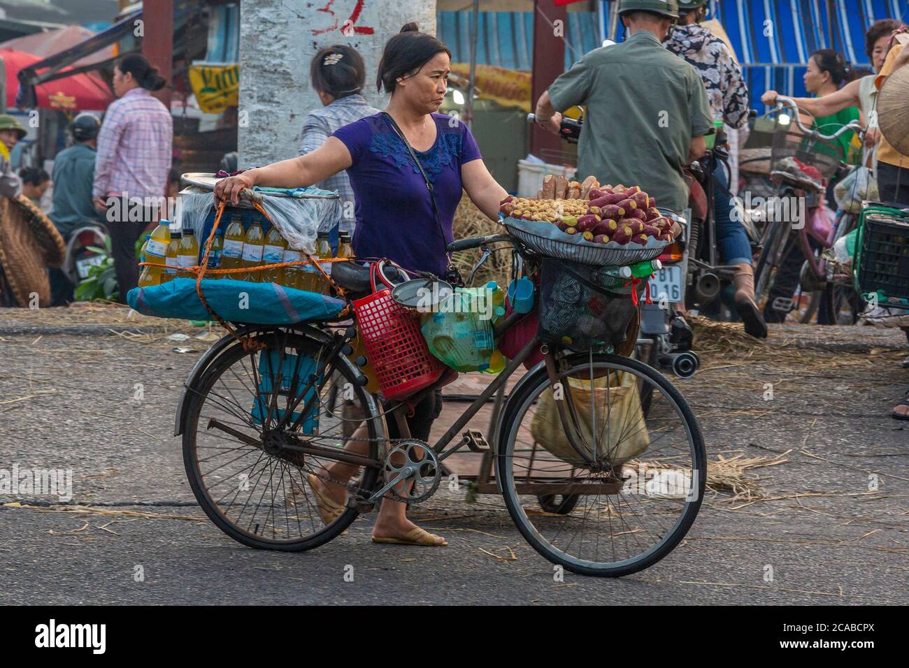 Fruit and vegetable seller at Long Bien Market in old Ha Noi Stock Photo