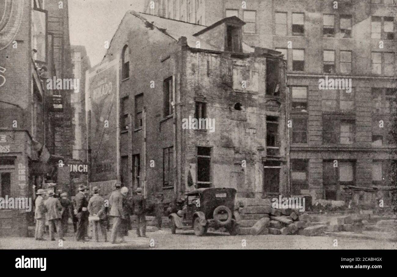 Moving the James Monroe House in New York City from it's old location in 1925. The house suffered significant structural damage during the move and was destroyed in 1927 Stock Photo