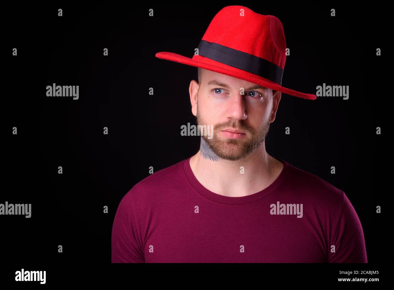 Bearded man wearing black hat hi-res stock photography and images - Alamy