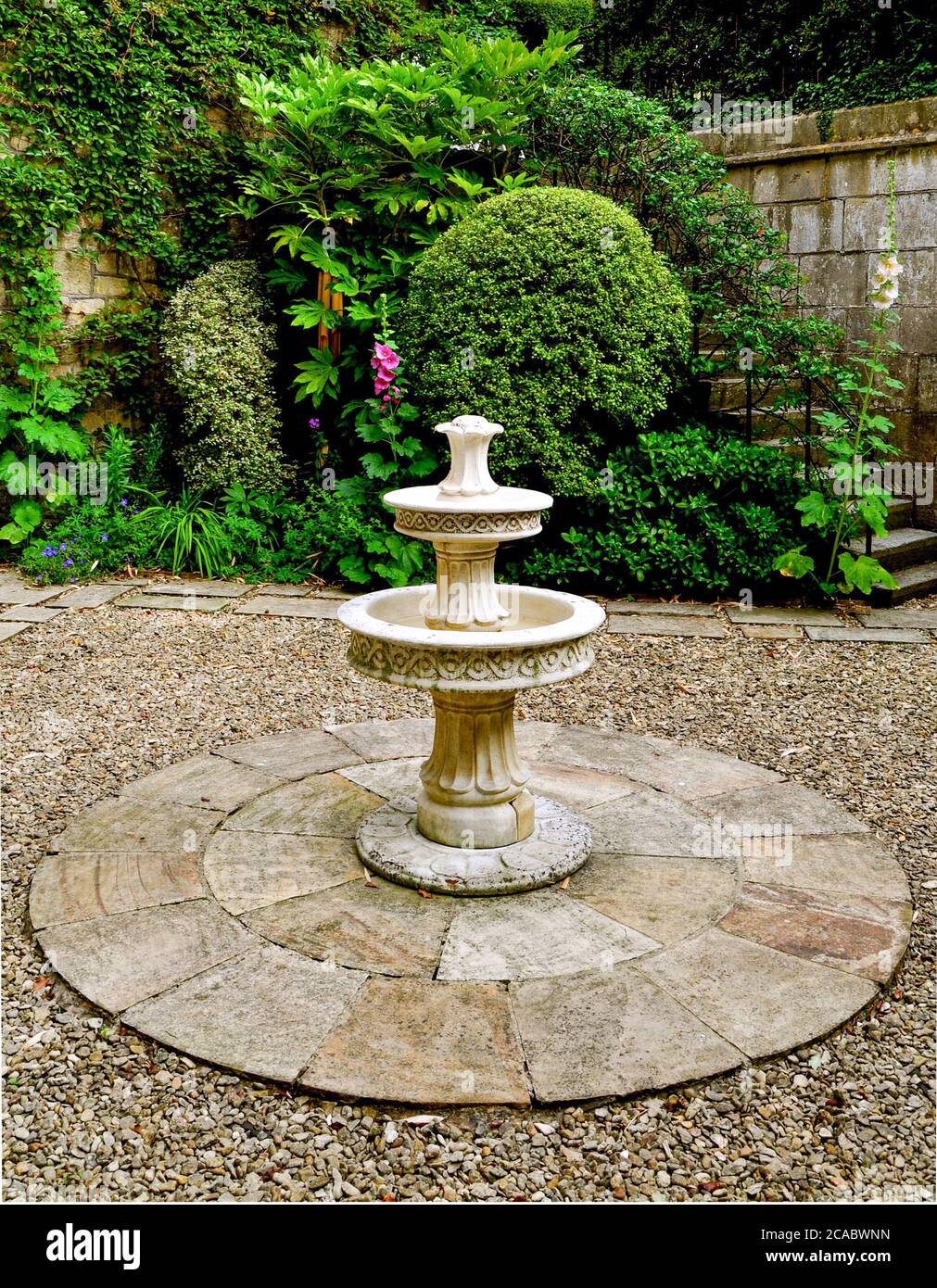Garden bird bath water feature hi-res stock photography and images - Alamy