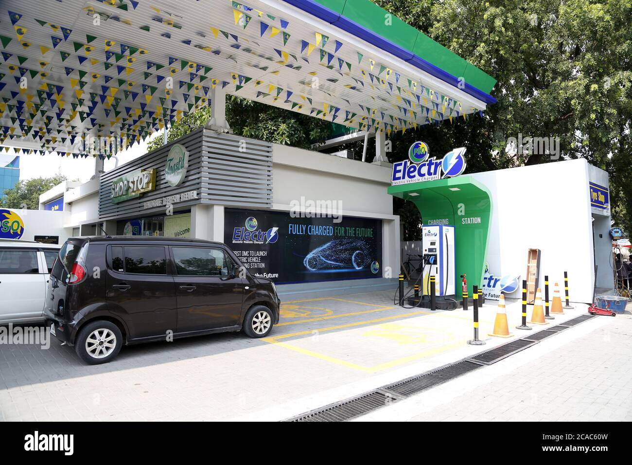 Islamabad. 5th Aug, 2020. Photo taken on Aug. 5, 2020 shows Pakistan's first electric vehicle charging station in Islamabad, capital of Pakistan. The Pakistan State Oil has launched Pakistan's first electric vehicle charging station in Islamabad. Credit: Ahmad Kamal/Xinhua/Alamy Live News Stock Photo