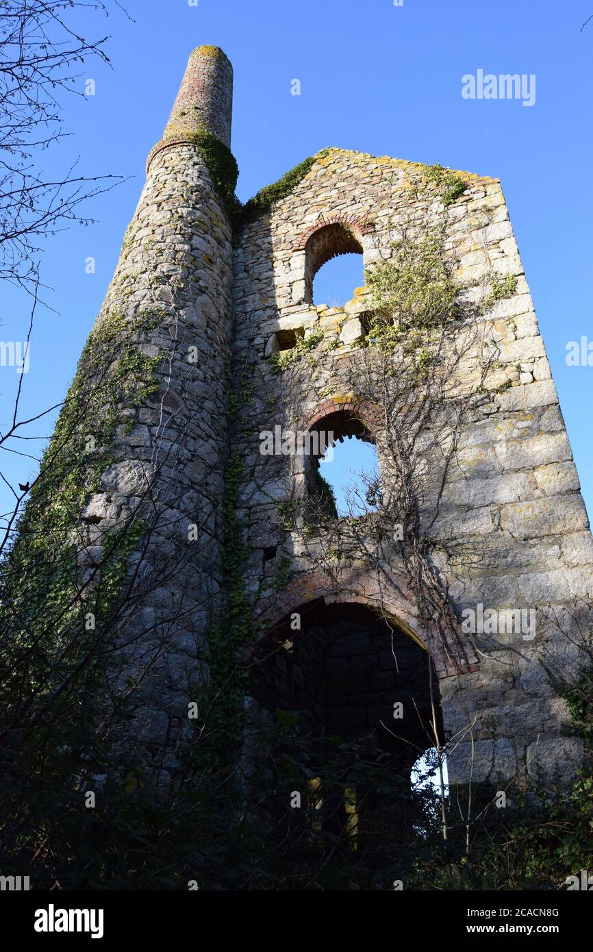 ruined wheel house and chimney Stock Photo