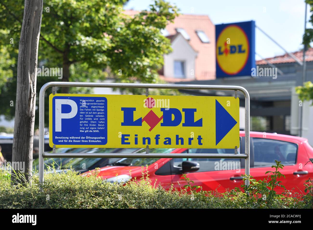 Munich, Deutschland. 06th Aug, 2020. Entry sign to a LIDL branch