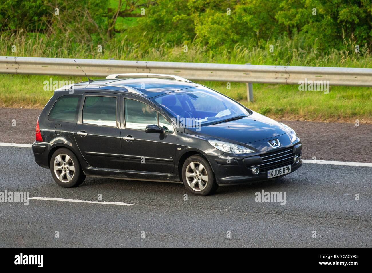 https://c8.alamy.com/comp/2CACY9G/2006-black-peugeot-307-sw-se-hdi-vehicular-traffic-moving-vehicles-cars-driving-vehicle-on-uk-roads-motors-motoring-on-the-m6-motorway-highway-network-2CACY9G.jpg