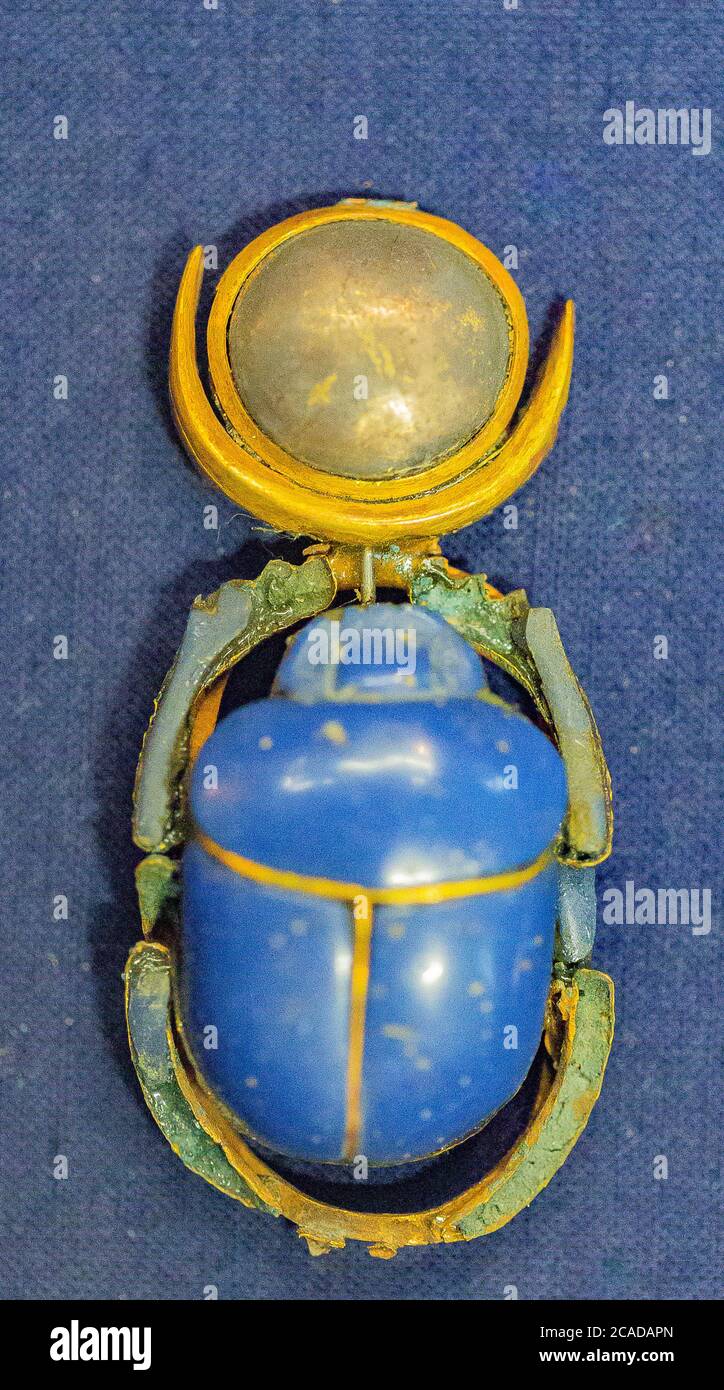 Egypt, Cairo, Egyptian Museum, Tutankhamon jewellery, from his tomb in Luxor : Amulet in the shape of a scarab with a lunar disk. Stock Photo