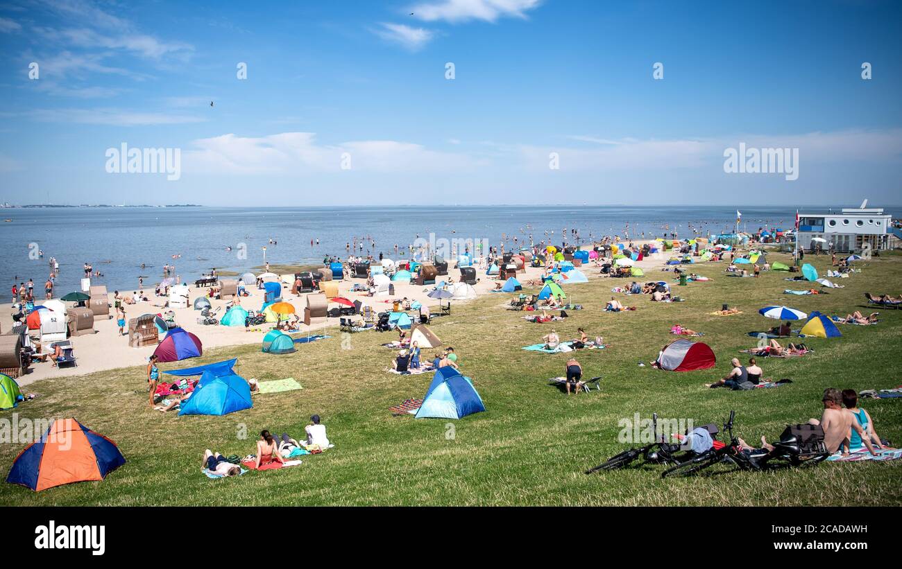 Varel, Germany. 06th Aug, 2020. Visitors enjoy the good weather at the beach of Dangast. Credit: Sina Schuldt/dpa/Alamy Live News Stock Photo