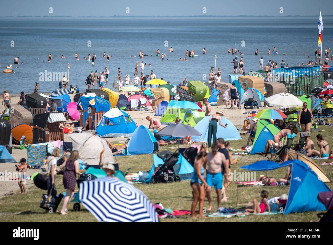 Varel, Germany. 06th Aug, 2020. Visitors enjoy the good weather at the beach of Dangast. Credit: Sina Schuldt/dpa/Alamy Live News Stock Photo