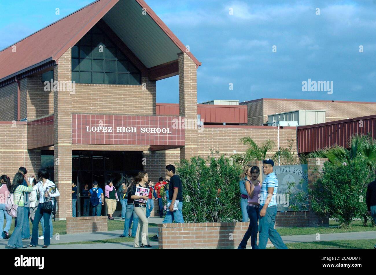 Brownsville Tx January 2006 High School Students Leaving After Classes At Brownsville Lopez High In Far South Texas Photos By Bob Daemmrich C Bob Daemmrich Stock Photo Alamy