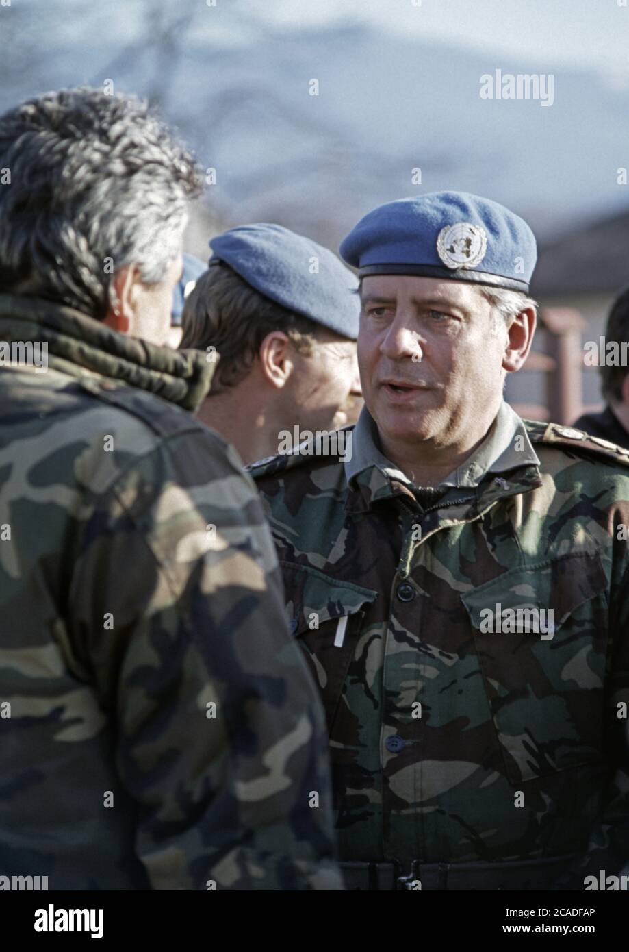 29th March 1994 During the war in Bosnia: General Sir Charles Guthrie, Chief of Staff of the British Army, talks with a Bosnian Muslim soldier during a tour of Stari Vitez in central Bosnia. Stock Photo
