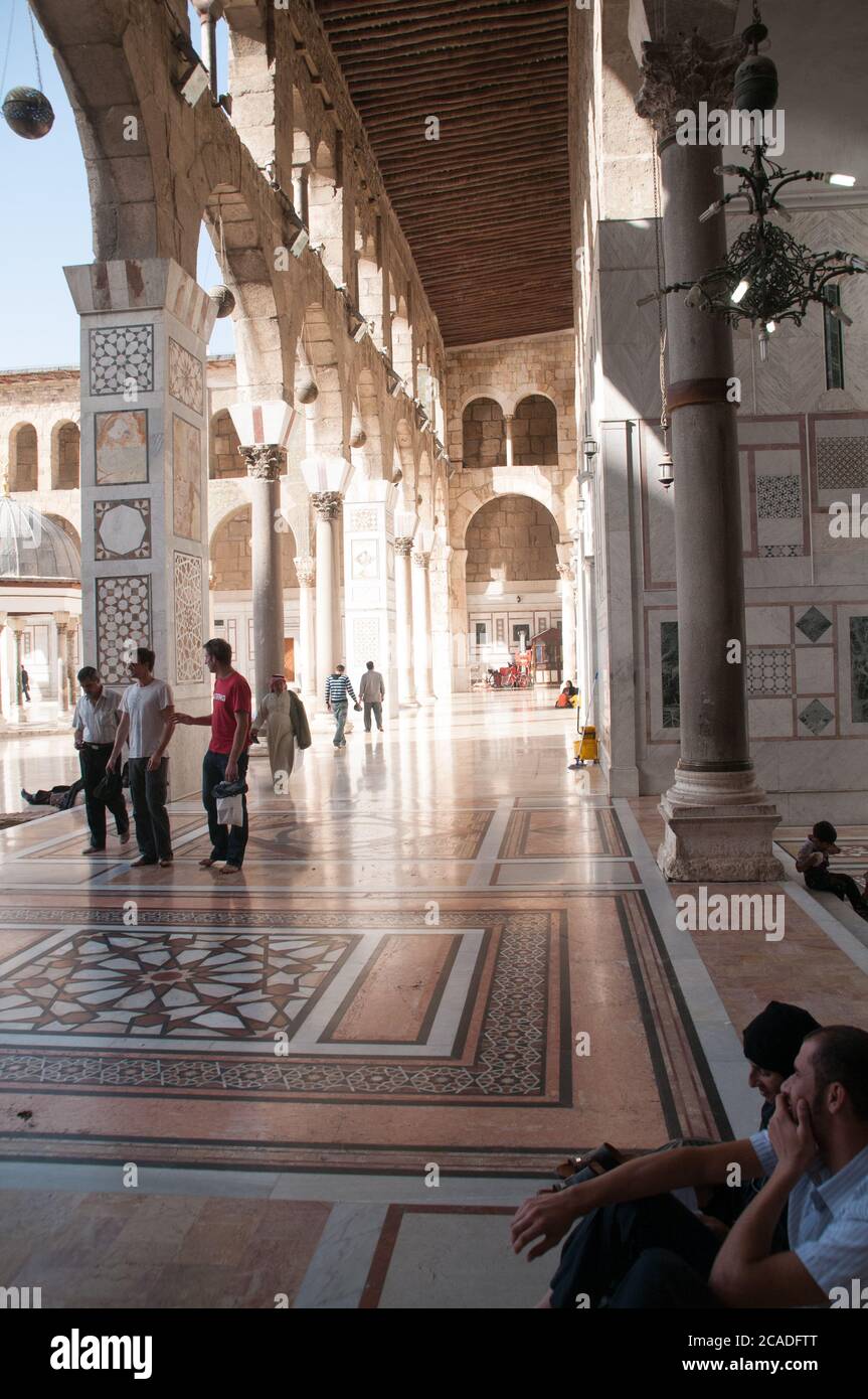 Syrian Muslim worshippers in the open-air courtyard of the Umayyad Mosque in the old city (medina) of Damascus, Syria. Stock Photo