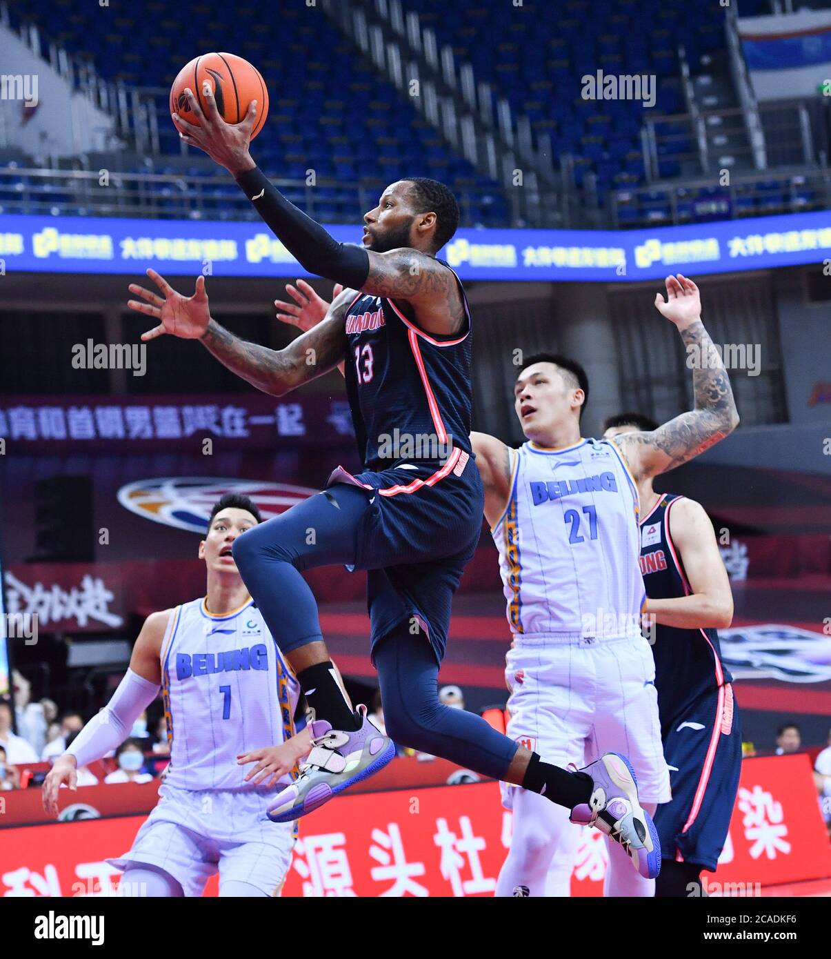 Qingdao, China's Shandong Province. 6th Aug, 2020. Sonny Weems (C) of Guangdong Southern Tigers goes for a basket during the semifinal match between Beijing Ducks and Guangdong Southern Tigers at the 2019-2020 Chinese Basketball Association (CBA) league in Qingdao, east China's Shandong Province, Aug. 6, 2020. Credit: Zhu Zheng/Xinhua/Alamy Live News Stock Photo