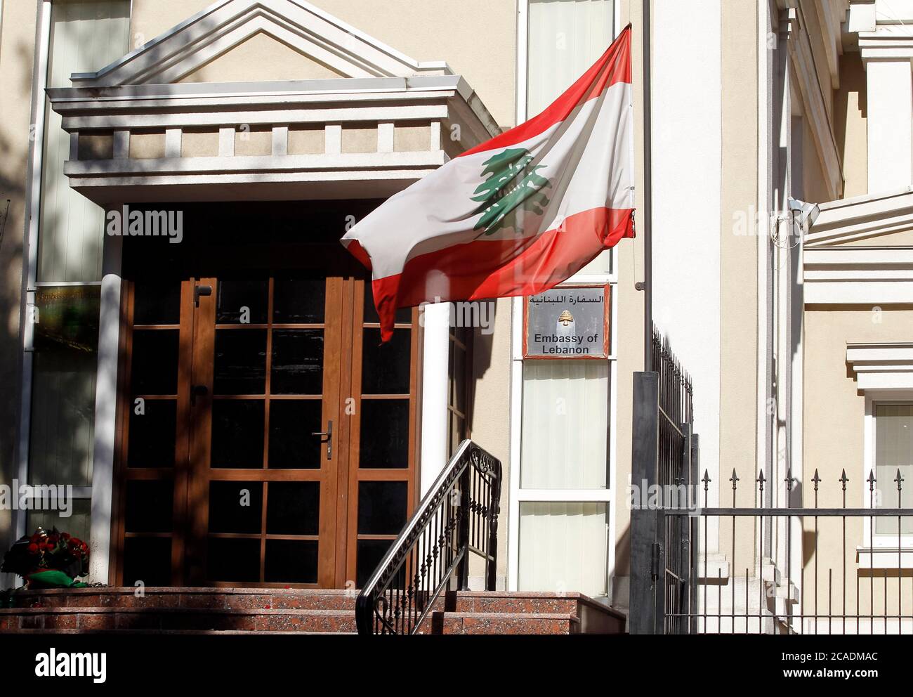 Kiev, Ukraine. 06th Aug, 2020. Lebanese national flag hangs at half-mast in tribute to the victims of the massive explosion in Beirut outside the Embassy of Lebanon in Kiev.The massive blast, allegedly by ammonium nitrate which was stored at the port exploded and killed at least 135 people and injured thousands in Beirut on August 04, 2020. Credit: SOPA Images Limited/Alamy Live News Stock Photo