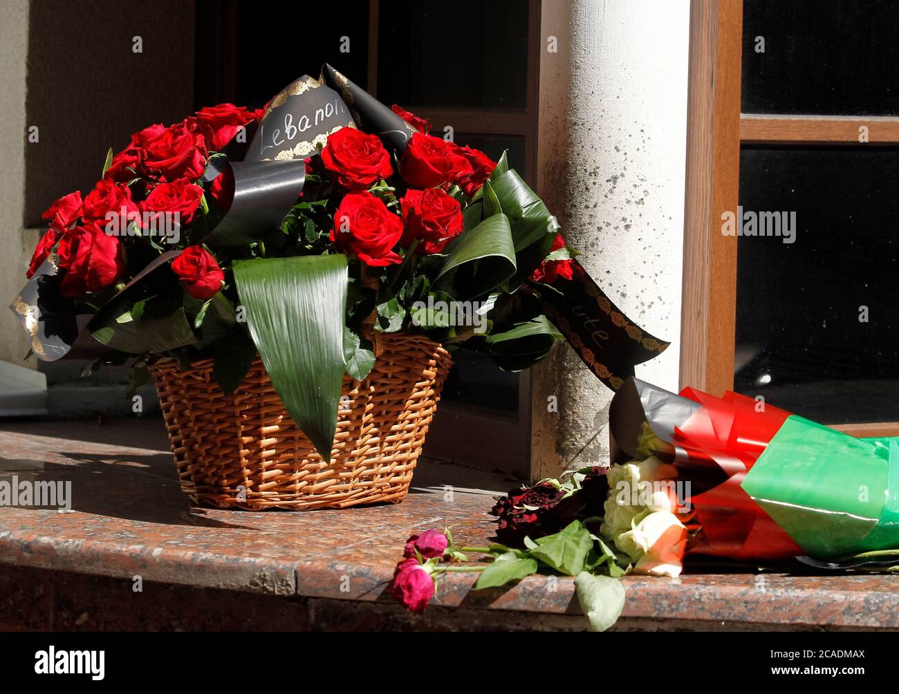 Kiev, Ukraine. 06th Aug, 2020. Flowers in memory of the victims of the massive explosion in Beirut seen outside the Embassy of Lebanon in Kiev.The massive blast, allegedly by ammonium nitrate which was stored at the port exploded and killed at least 135 people and injured thousands in Beirut on August 04, 2020. Credit: SOPA Images Limited/Alamy Live News Stock Photo
