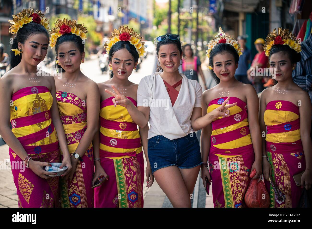 March 2019. Tanah Lot, Bali. Indonesia: People in the street of Denpasar,  the capital city of Bali waiting for the national president visit Stock  Photo - Alamy