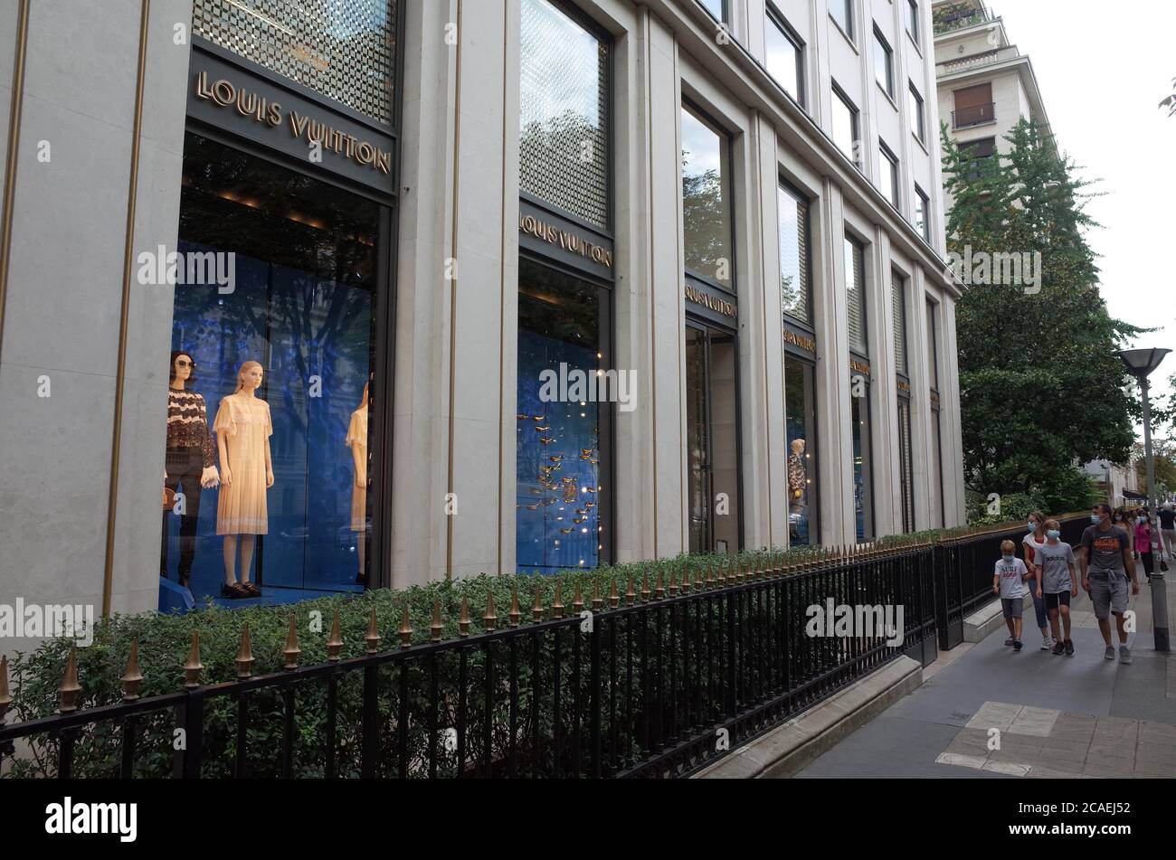 Paris, Always Amazing Louis Vuitton Avenue Montaigne Crédit Photo