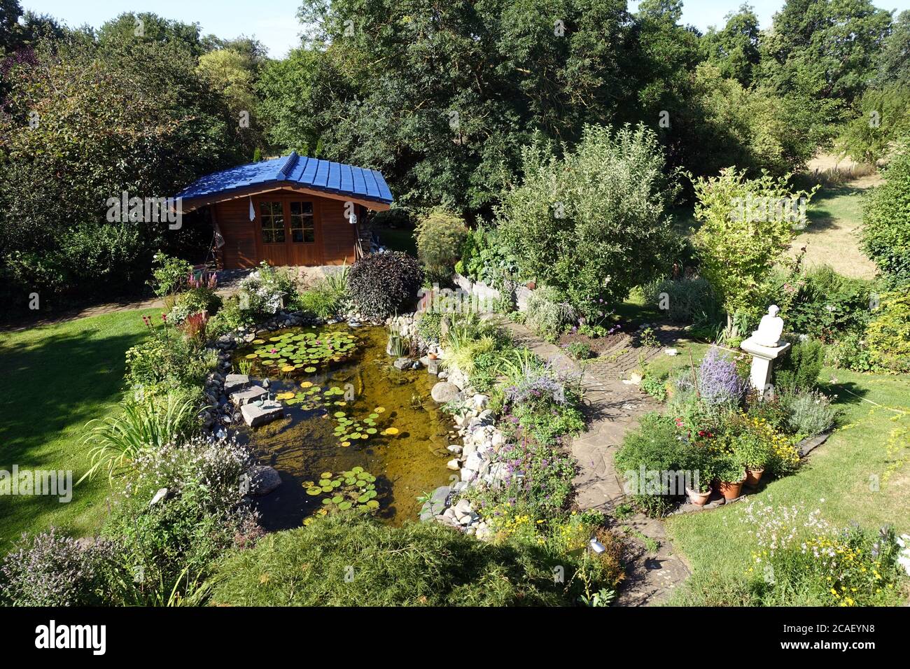 naturnahe Gartenanlage mit Seerosenteich und Gartenhaus, Weilerswist