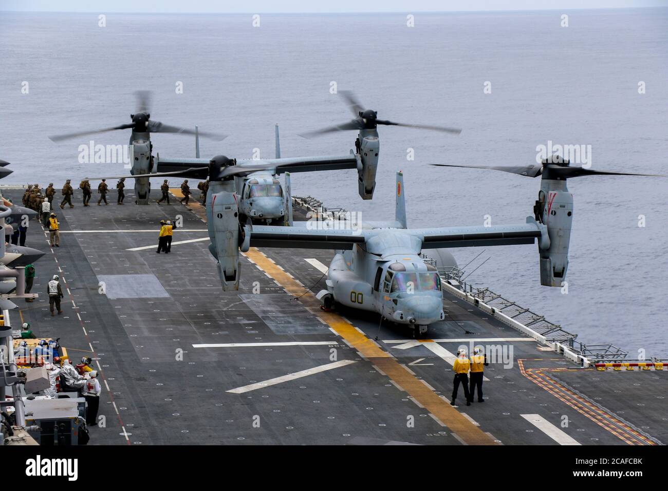 PACIFIC OCEAN (August 5, 2020) – Marines assigned to 15th Marine Expeditionary Unit board an MV-22 Osprey, attached to Medium Tiltrotor Squadron (Reinforced) 164, aboard the amphibious assault ship USS Makin Island (LHD 8). Makin Island, homeported in San Diego, is conducting routine operations in the eastern Pacific. (U.S. Navy photo by Mass Communication Specialist Seaman Nadia Lund) Stock Photo