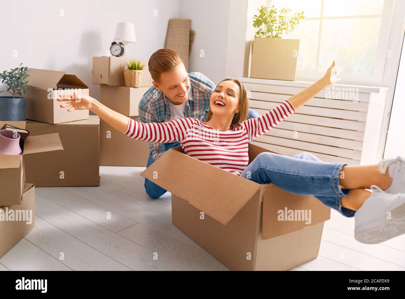 Happy young married couple are moving to new apartment Stock Photo - Alamy