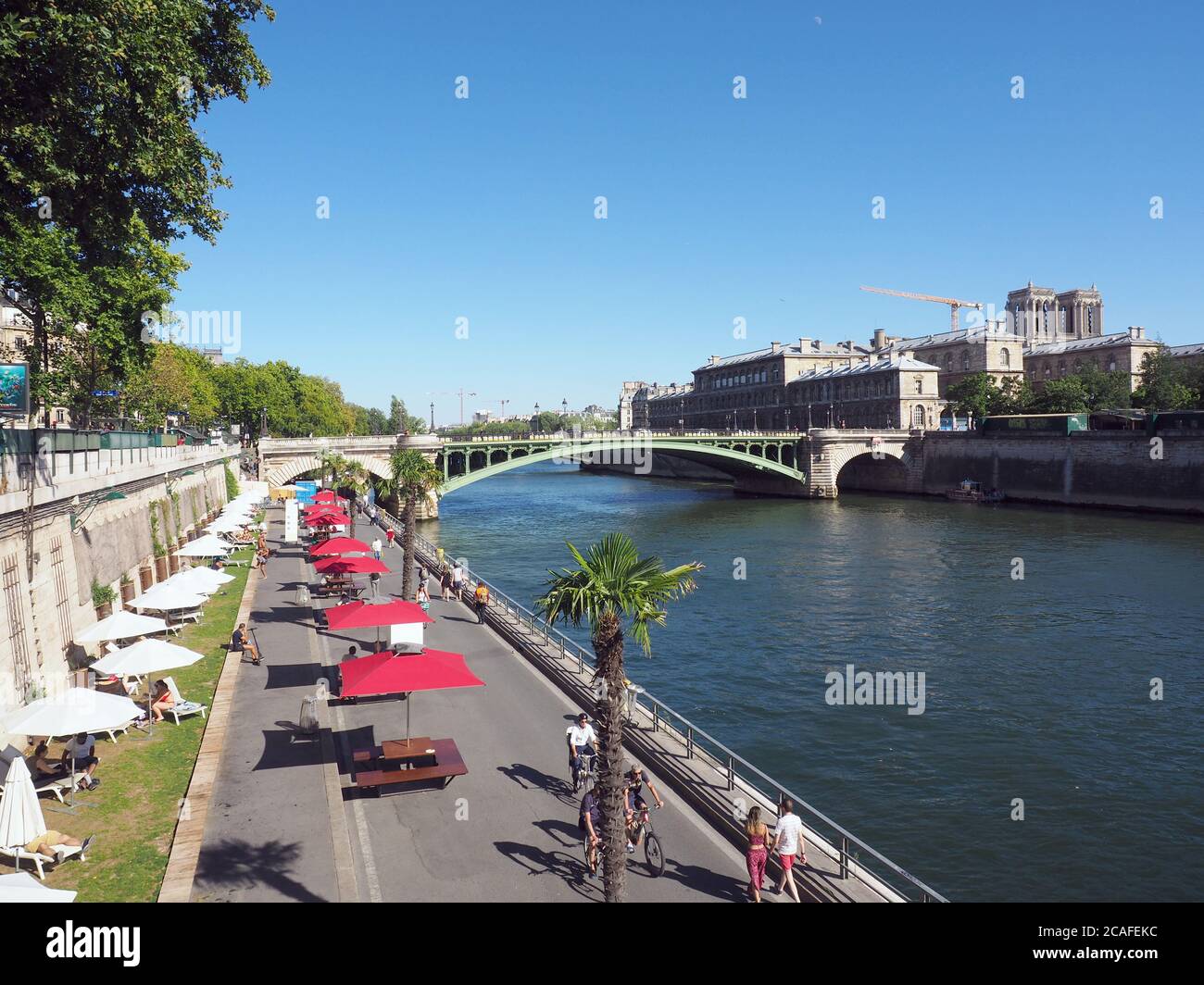Paris, France. 27th July, 2020. Palm trees and parasols are on the northern bank of the Seine. Even in Corona times, the capital does not renounce its summer event 'Paris Plage' (Paris Beach). Paris is currently as empty as rarely seen. Those who visit the metropolis do not have to wait in endless queues. However, the consequences of the Corona crisis are catastrophic for the tourism industry. (to dpa 'Just go to the Eiffel Tower - vacation in Paris in times of Corona') Credit: Christian Böhmer/dpa/Alamy Live News Stock Photo