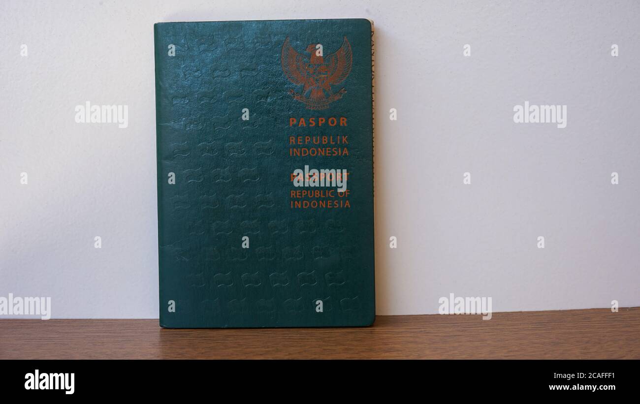 Passport photo table hires stock photography and images Alamy