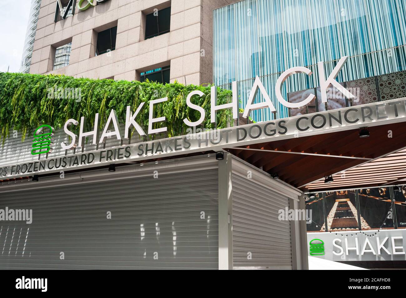 05.08.2020, Singapore, Republic of Singapore, Asia - General view of the latest Shake Shack burger restaurant along Orchard Road. Stock Photo