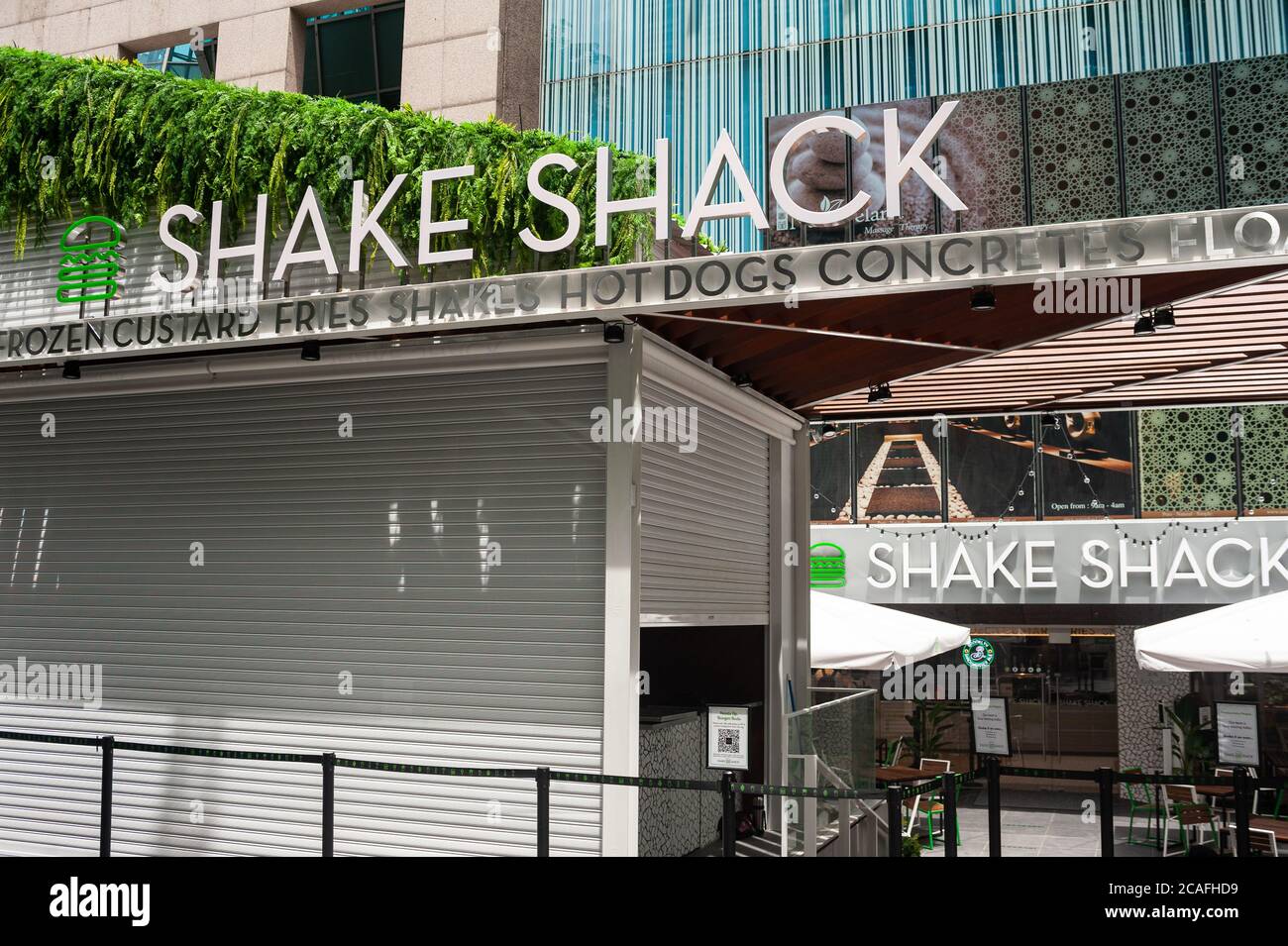 05.08.2020, Singapore, Republic of Singapore, Asia - General view of the latest Shake Shack burger restaurant along Orchard Road. Stock Photo