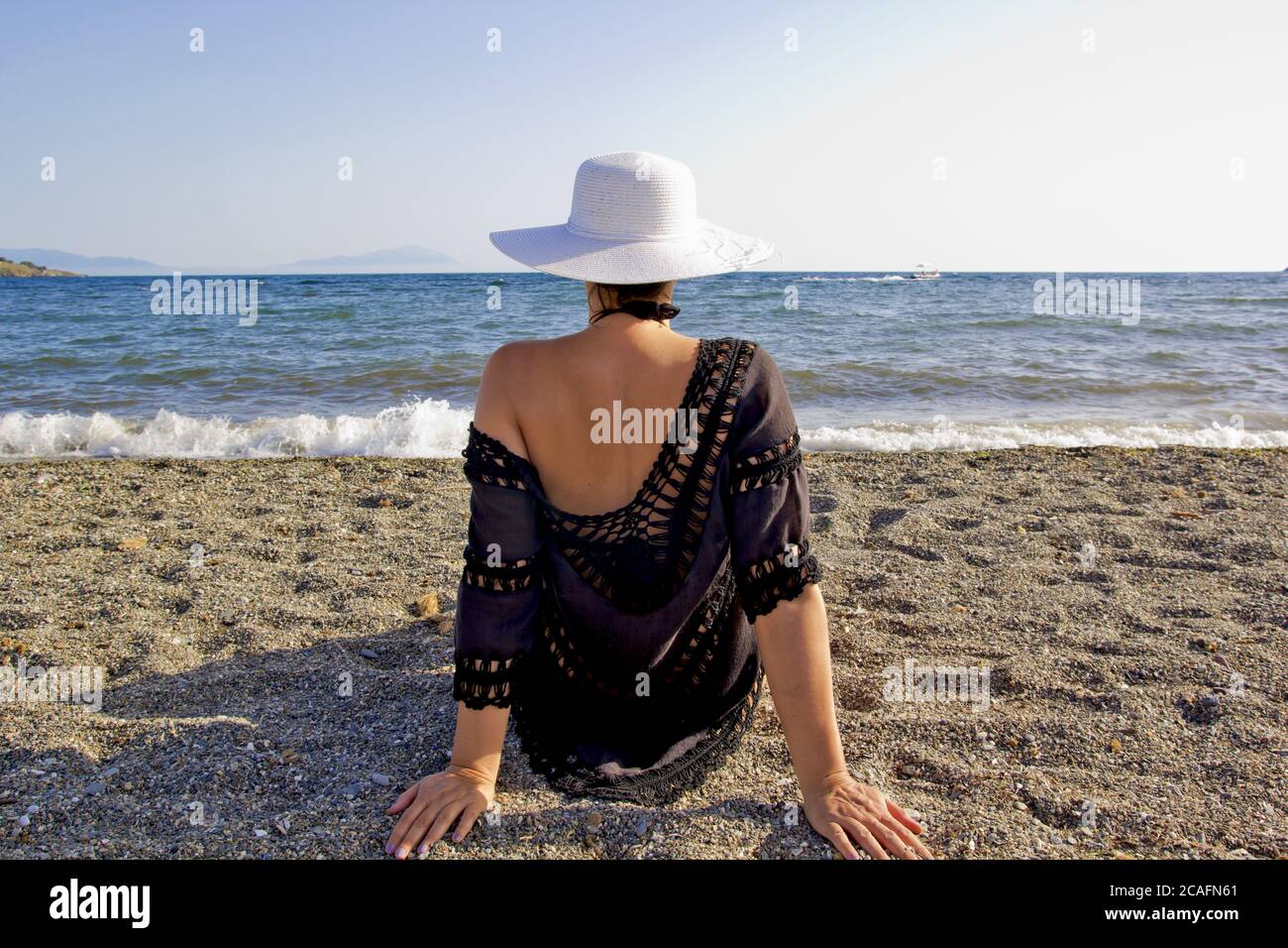 Woman sun hat beach hi-res stock photography and images - Page 8