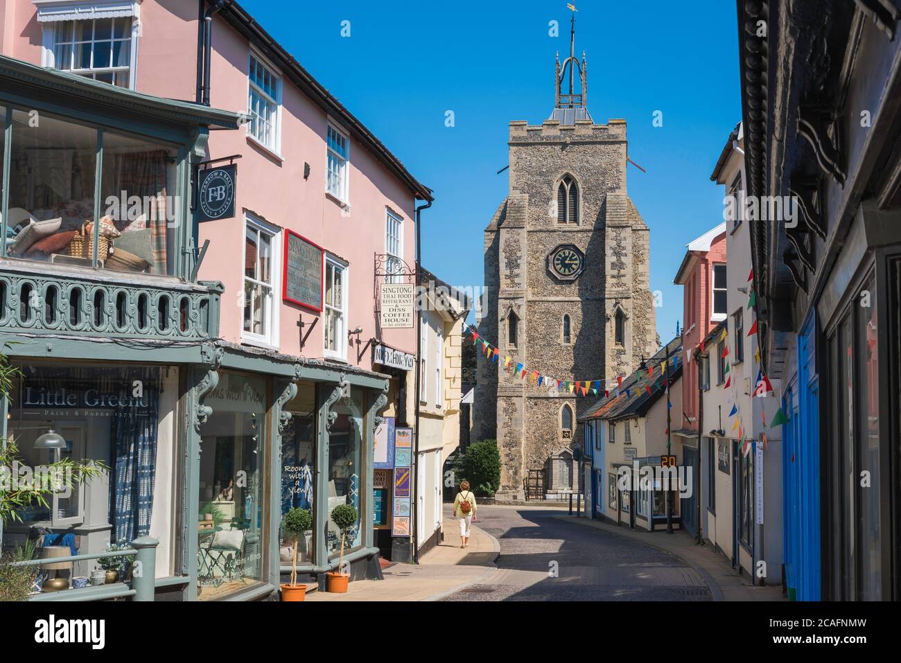Diss Norfolk UK, view in summer of St Mary's Parish Church and independent shops in St Nicholas Street, Diss, Norfolk, East Anglia, England, UK Stock Photo