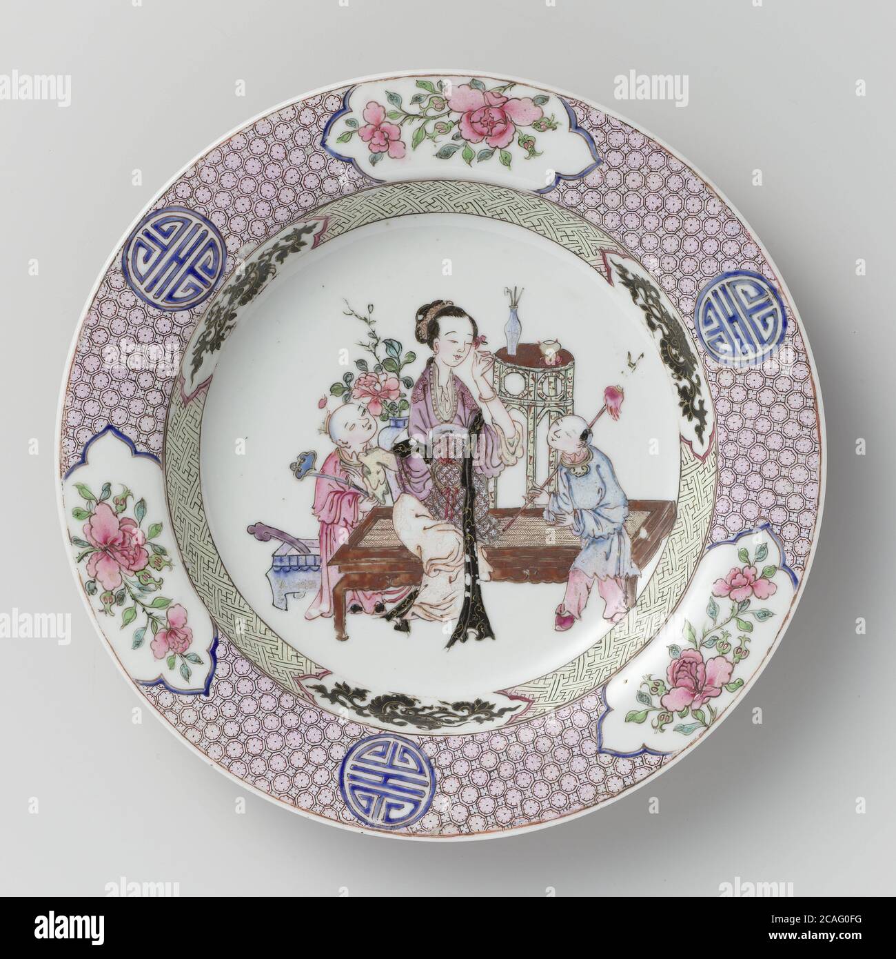 Deep plate with a Chinese lady and two boys among precious objects, anonymous, c. 1725 - c. 1749 Stock Photo