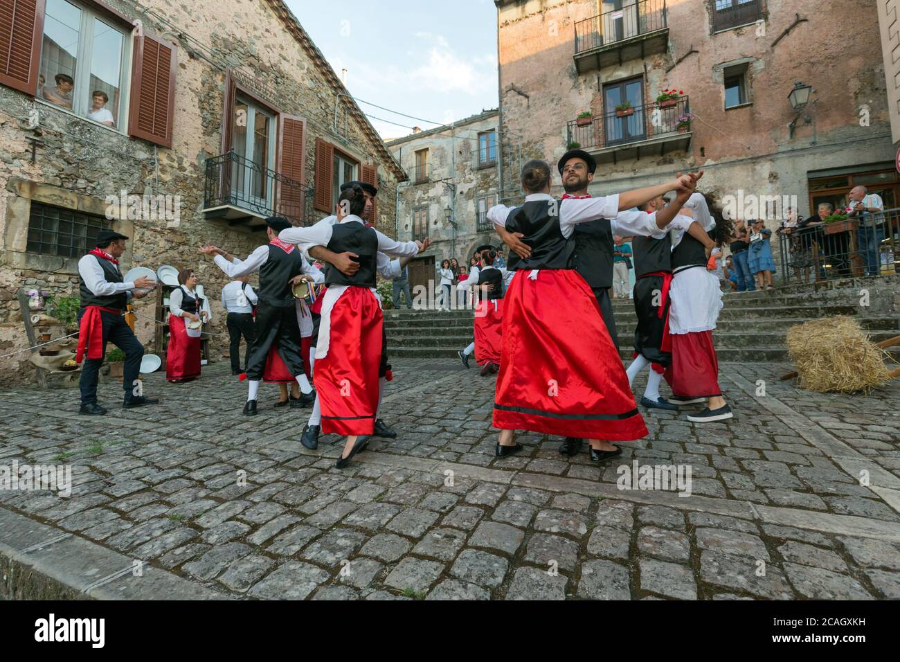 18 08 2018 San Mauro Castelverde Sicily Italy Dancers In Traditional Costumes Dance A Tarantella The Tarantella Comes From Southern Italy And Be Stock Photo Alamy