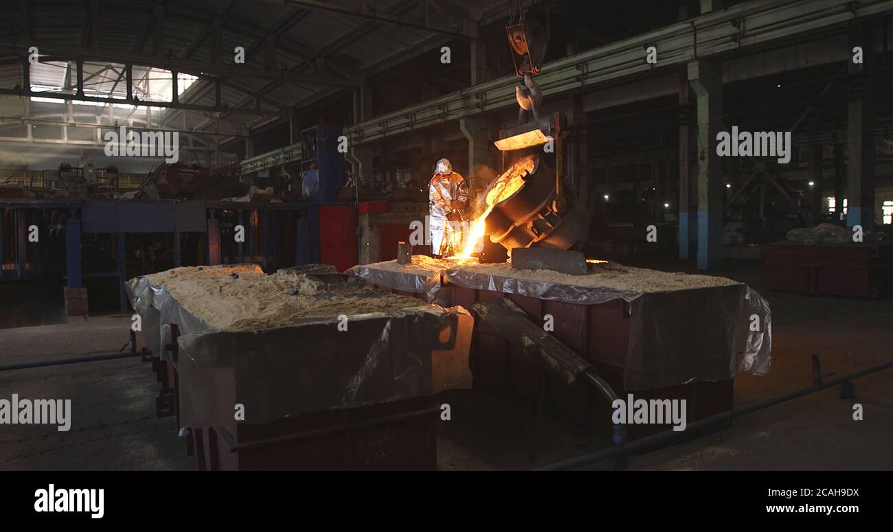 The molten metal is poured into the mold. Melting furnace for cast iron ...