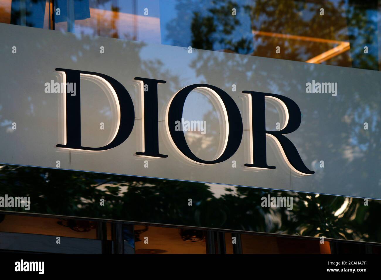 das Logo der Marke/ the logo of the brand "Dior", Paris, Frankreich/ France  (nur fuer redaktionelle Verwendung. Keine Werbung. Referenzdatenbank: htt  Stock Photo - Alamy