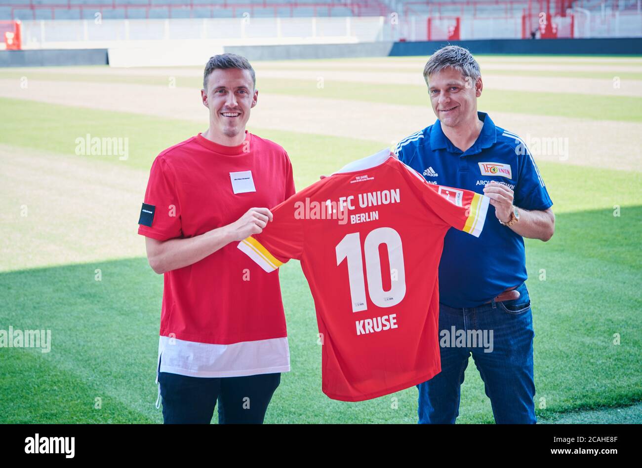 Berlin, Germany. 07th Aug, 2020. Striker Max Kruse (l) and Oliver Ruhnert,  managing director of professional football, show Kruse's jersey with the  number ten. At the press conference in the stadium at