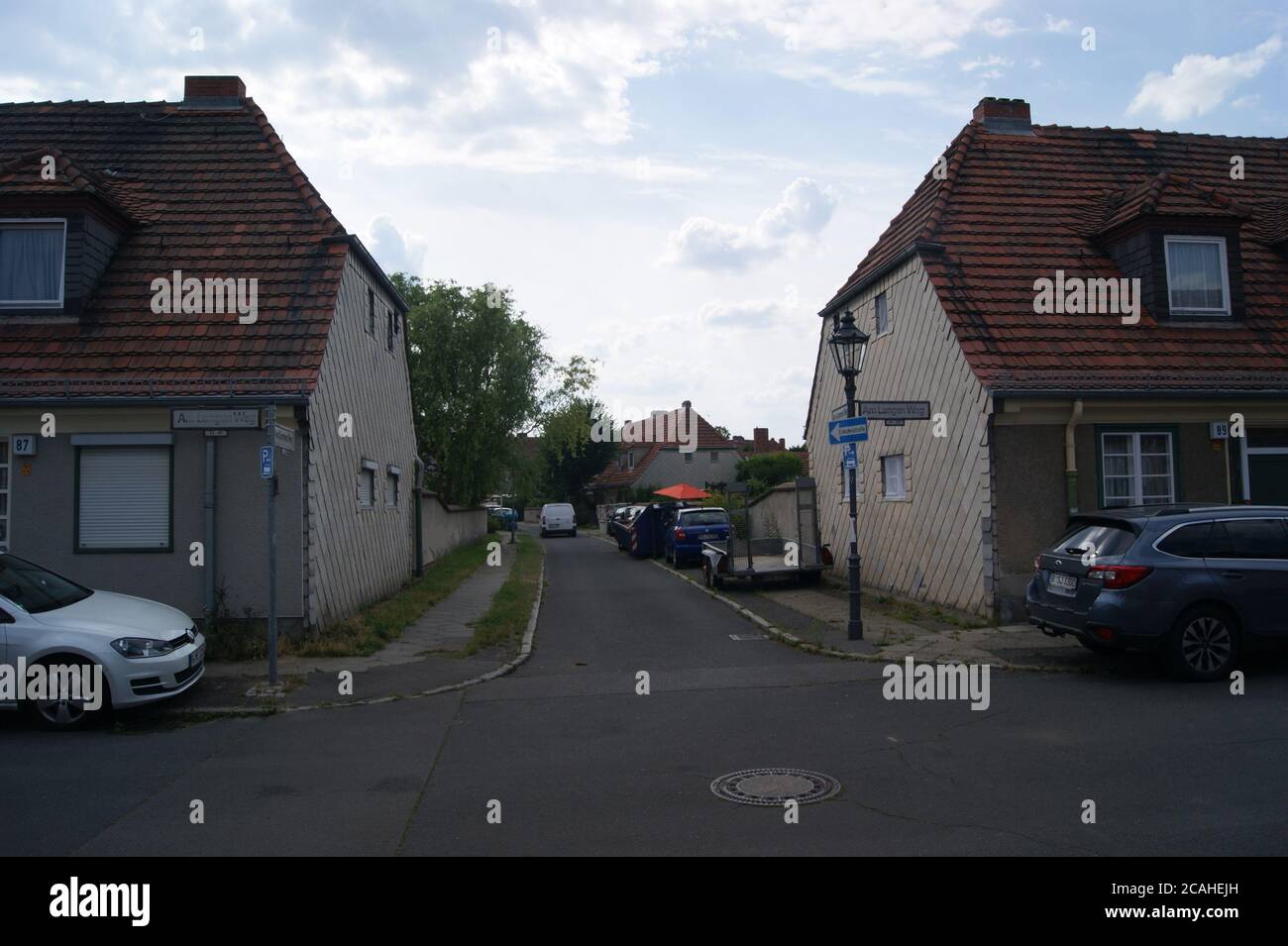 Am Krummen Weg Ecke Am Langen Weg: Die zwischen 1914 und 1917 nach den Entwürfen des Architekten Paul Schmitthenner errichtete Gartenstadt Staaken Stock Photo